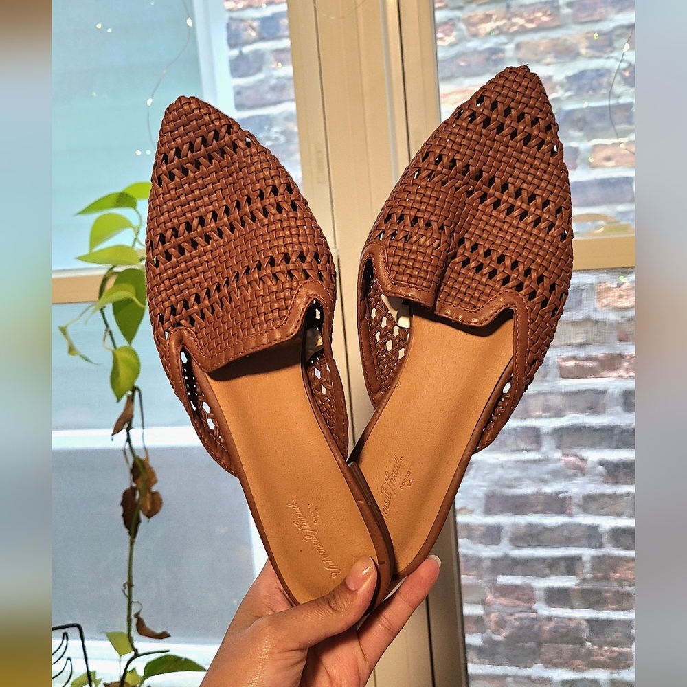 Universal threads woven mules